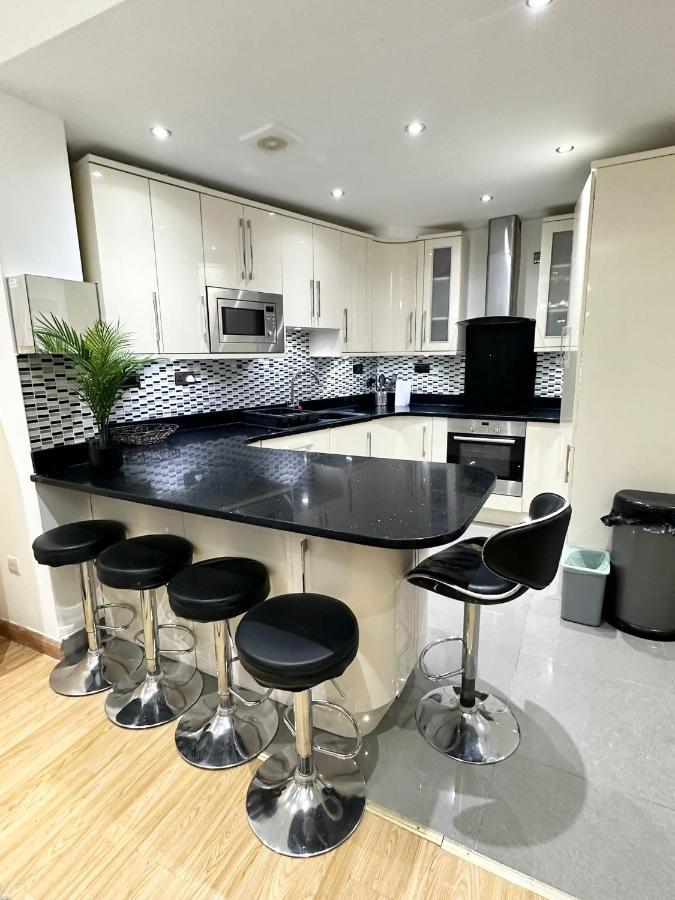 Relaxing Room In Spacious House London Bagian luar foto