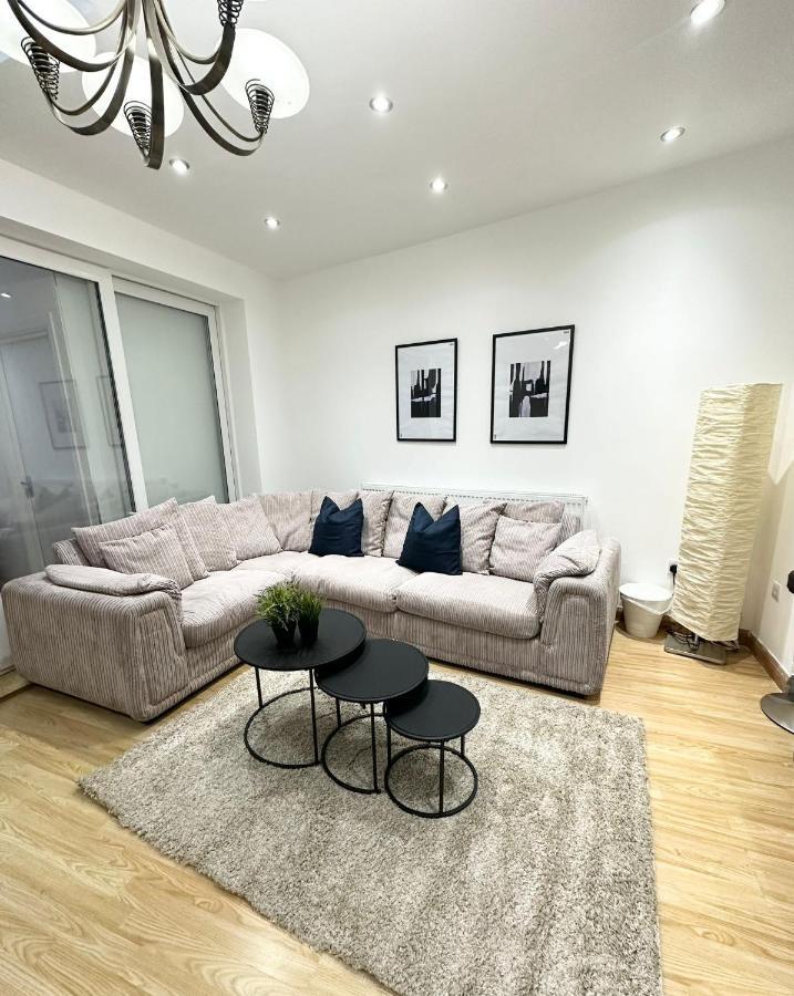 Relaxing Room In Spacious House London Bagian luar foto