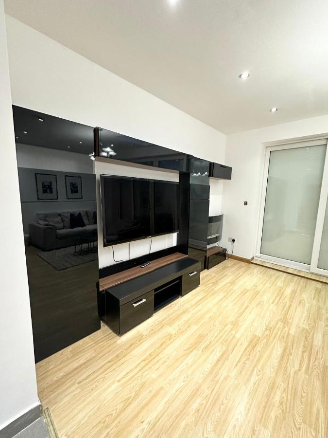 Relaxing Room In Spacious House London Bagian luar foto