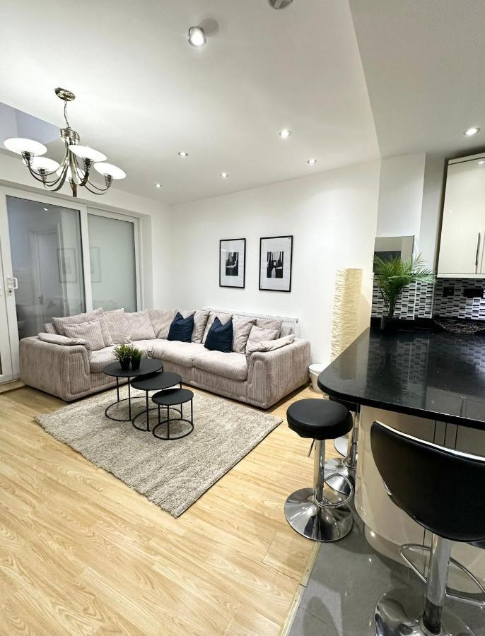 Relaxing Room In Spacious House London Bagian luar foto